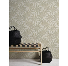 Raumansicht mit floraler Tapete, Bank und zwei schwarzen Körben