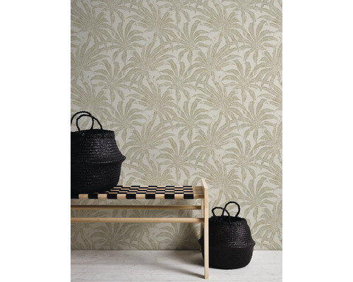 Raumansicht mit floraler Tapete, Bank und zwei schwarzen Körben