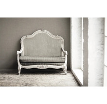 Antikes Sofa mit Stoffbezug im Wohnzimmer