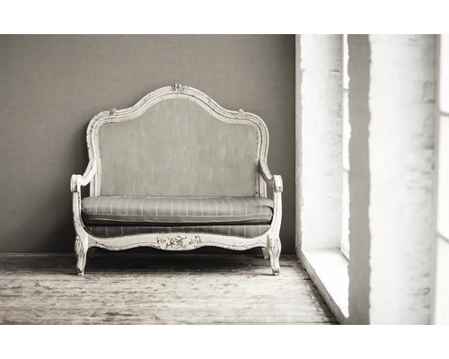 Antikes Sofa mit Stoffbezug im Wohnzimmer