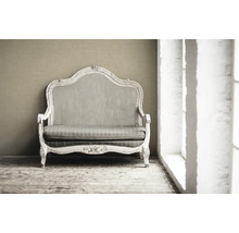 Antikes Sofa mit Ornamenten im Shabby Chic Stil