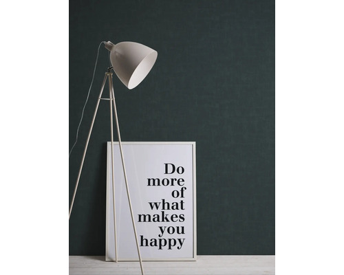 Stehlampe mit dreibeinigem Stativ und gerahmtes Poster mit der Aufschrift: Tu mehr von dem, was dich glücklich macht.