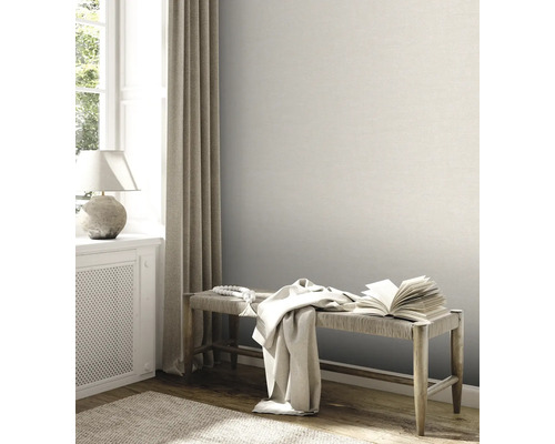 Heller Raum mit Textiltapete, Bank und Dekoration