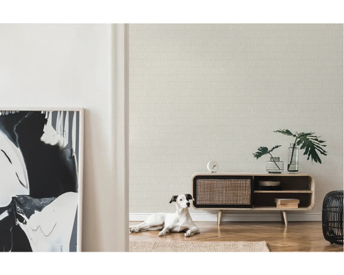 Helles Wohnzimmer mit gemusterter Tapete, Kommode und Hund