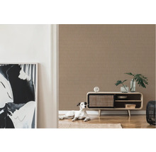Wohnzimmer mit gemusterter Tapete, Kommode und Dekoration