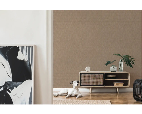 Wohnzimmer mit gemusterter Tapete, Kommode und Dekoration