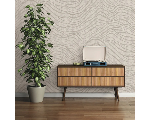 Dekorativer Innenraum mit gemusterter Tapete, Holzkommode, Zimmerpflanze und Schallplattenspieler