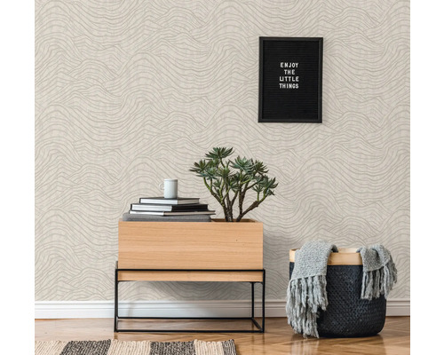 Raumansicht mit gemusterter Tapete, Dekorationen und Holzmöbeln für eine stilvolle Inneneinrichtung