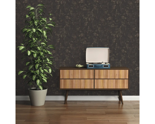 Wohnzimmerszene mit Pflanze im Topf, Schallplattenspieler und Holzkommode