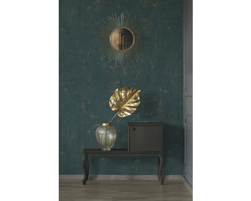 Dekorative Inneneinrichtung mit Spiegel, Vase, Zierpflanze, Kommode und dunkler Wandtapete.