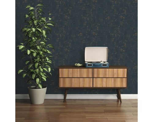 Wohnzimmer mit Kommode, Schallplattenspieler und Zimmerpflanze.