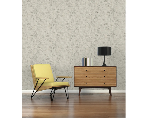 Wohnzimmer mit Sessel, Kommode, Tischleuchte und Tapete