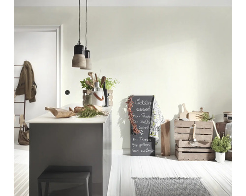 Helle Küche mit Kochinsel, Holzelementen und Tafel