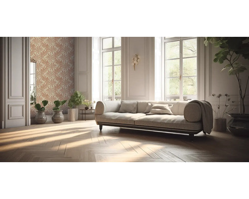 Wohnzimmer mit Sofa, Pflanzen und Tapete mit Blattmuster