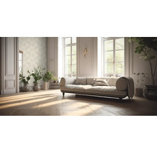 Helles Wohnzimmer mit Sofa, Pflanzen und floraler Tapete für eine freundliche Atmosphäre