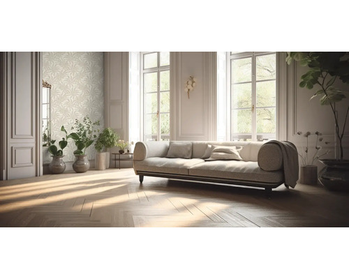 Helles Wohnzimmer mit Sofa, Pflanzen und floraler Tapete für eine freundliche Atmosphäre