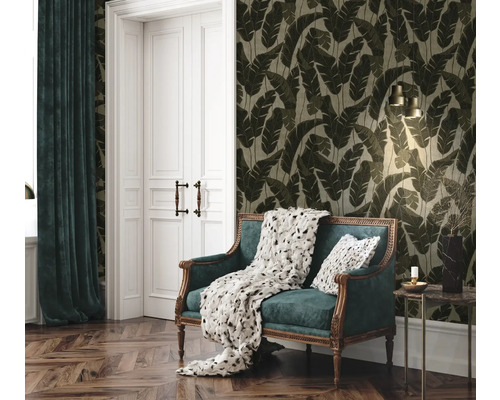 Dekoratives Zimmer mit einer Couch, einem Tisch und einer gemusterten Tapete.