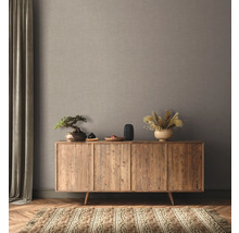 Wohnzimmer mit Holzkommode, Dekoration und Teppich