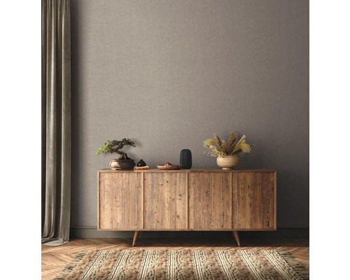 Wohnzimmer mit Holzkommode, Dekoration und Teppich