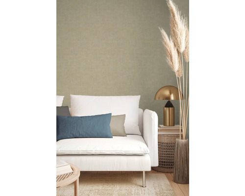 Wohnzimmer mit Wandtapete, weißem Sofa und dekorativen Elementen