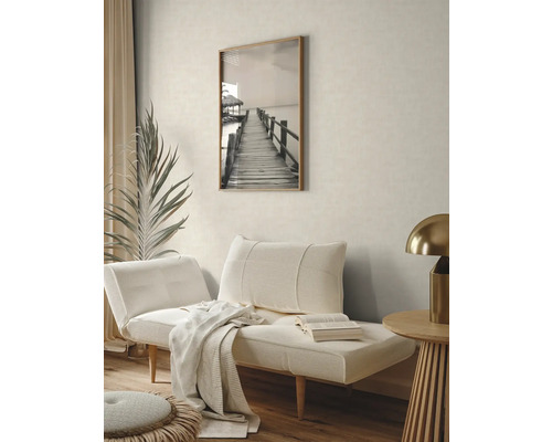 Dekoratives Wohnzimmer mit Sofa, Tischlampe und gerahmtem Bild