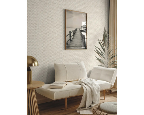 Wohnzimmer mit strukturierter Tapete, Sofa und Dekoration