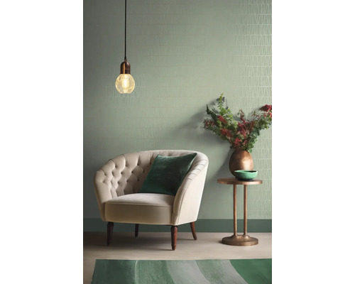 Wohnzimmer mit Sessel, Beistelltisch, Lampe und gemusterter Tapete