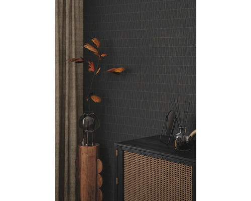 Zimmer mit gemusterter Tapete, Kommode und Dekorationen