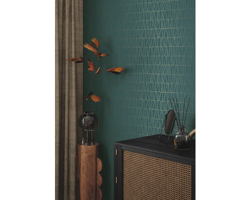 Dekoratives Interieur mit geometrischer Tapete, Kommode, Spiegel und Blumenvase