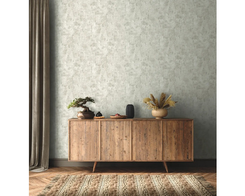 Wohnzimmer mit gemusterter Tapete, Holzkommode und Dekorationen