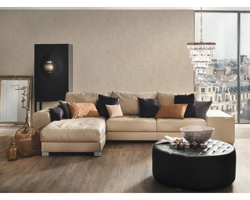 Wohnzimmer mit Ecksofa, Ottoman, Schrank, Spiegel und Kronleuchter