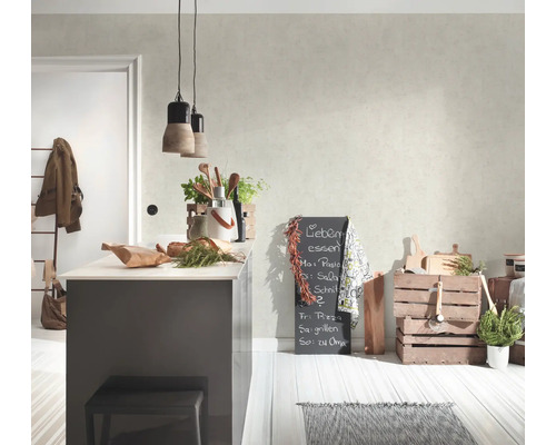 Helle Küche mit Kücheninsel, Dekoration und Kreidetafel