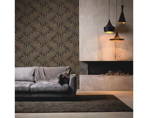 Wohnzimmer mit gemusterter Tapete, Sofa, Teppich, Kamin und Hängelampen