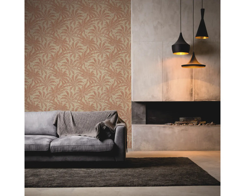 Wohnzimmer mit gemusterter Tapete, Sofa, Teppich und Kamin
