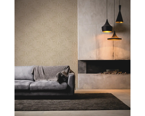 Wohnzimmer mit gemusterter Tapete, Sofa, Kamin und Hängelampen