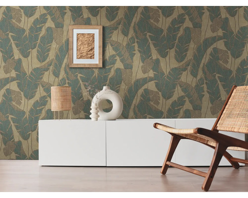 Wohnraum mit Blattmuster-Tapete, Sideboard und Sessel