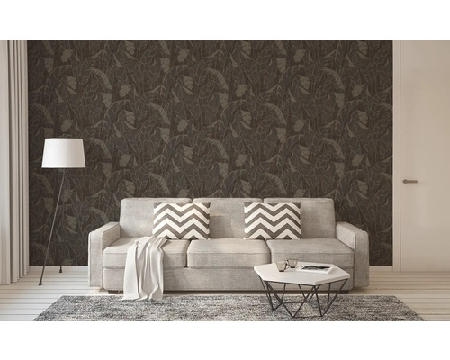 Wohnzimmer mit Sofa, Stehlampe und dunkel gemusterter Blättertapete