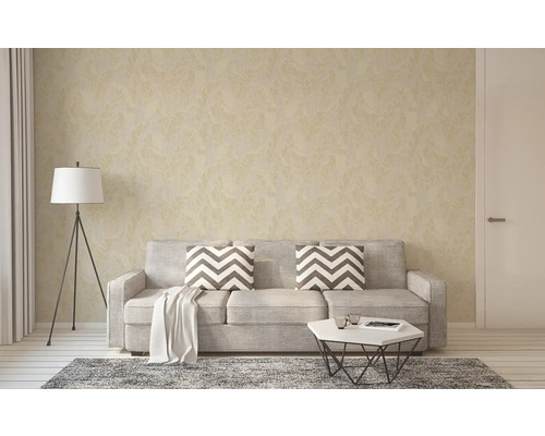 Wohnzimmer mit gemusterter Tapete, Sofa, Stehlampe und Teppich