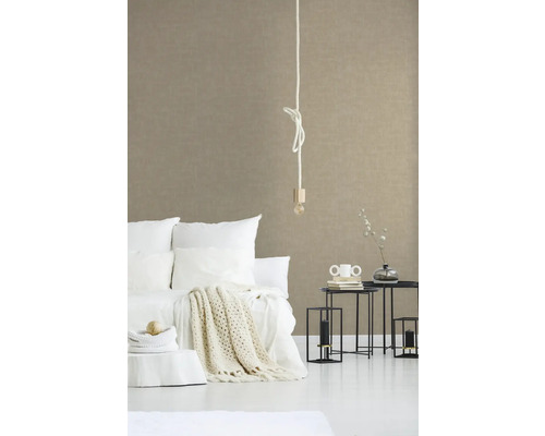 Schlafzimmer mit beiger Tapete, Bett, Beistelltischen und dekorativer Beleuchtung.