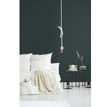 Schlafzimmer mit Bett, Nachttisch und Pendelleuchte