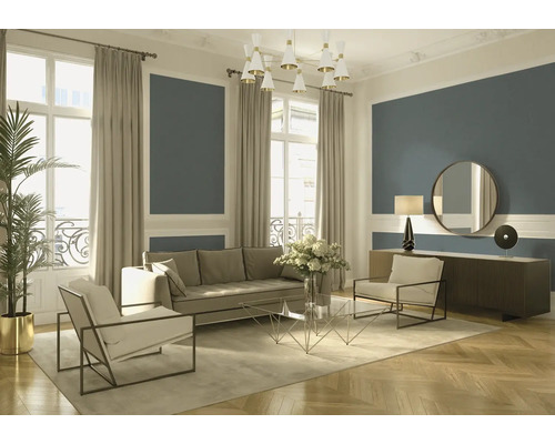 Wohnzimmer mit Sofa, Sessel, Tisch, Kommode, Lampe, Spiegel, Zimmerpflanze, Vorhängen und Parkettboden in heller und organisierter Atmosphäre