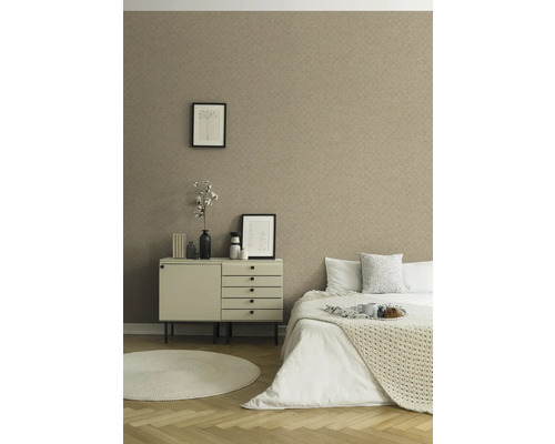 Schlafzimmer mit Kommode, Bett und gemusterter Tapete für ein wohnliches Ambiente