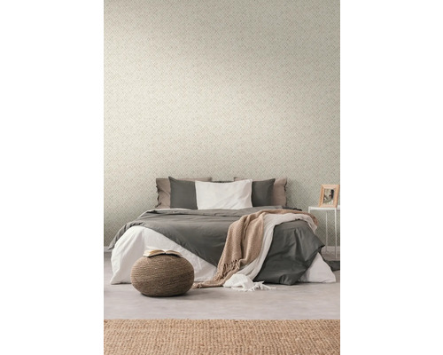 Schlafzimmer mit gemusterter Tapete, Bett und Teppich