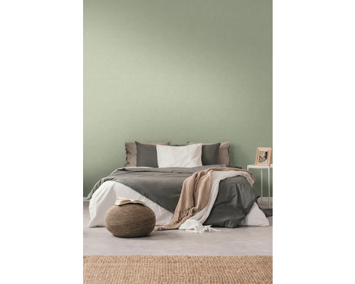 Schlafzimmer mit Bett, Nachttisch und Teppich