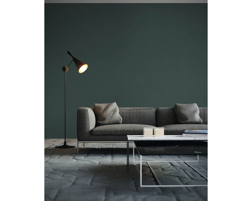 Modernes Wohnzimmer mit grauem Sofa, Couchtisch und Stehlampe