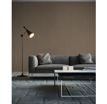 Wohnzimmer mit Sofa, Stehlampe und Couchtisch auf einem Teppich