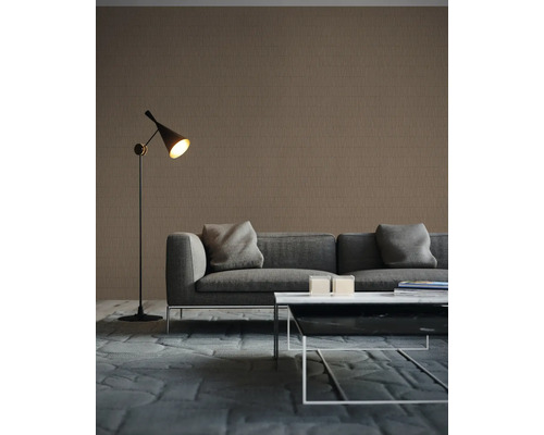 Wohnzimmer mit Sofa, Stehlampe und Couchtisch auf einem Teppich