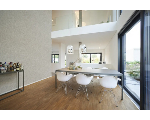 Heller Essbereich mit Esstisch, Stühlen, Pendelleuchten und gemusterter Tapete in einem modernen Haus