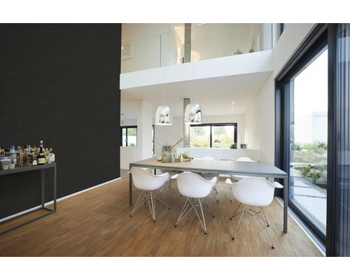 Modernes Esszimmer mit Esstisch, Stühlen und großer Fensterfront