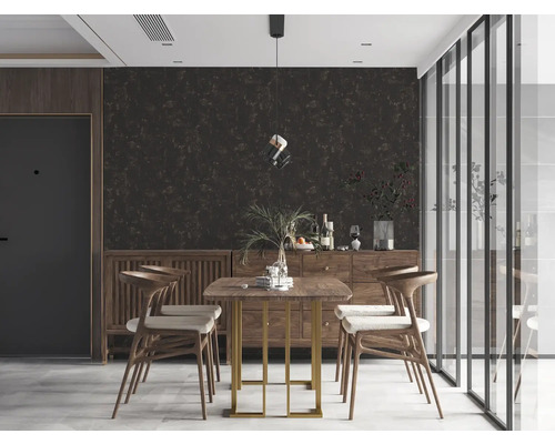 Esszimmer mit Holztisch, Stühlen und Sideboard vor einer dunklen gemusterten Tapete